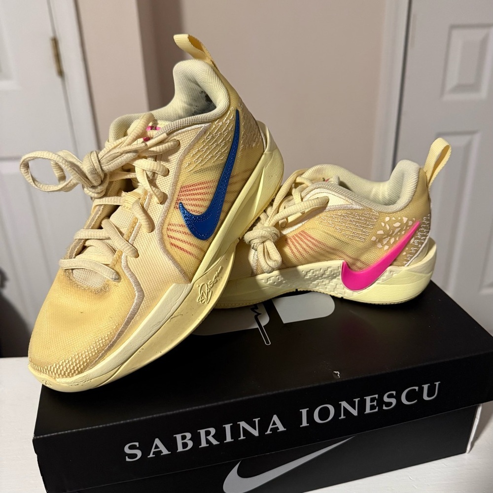 Nike Sabrina 2 basketball Citron Tint  (GS) size 1